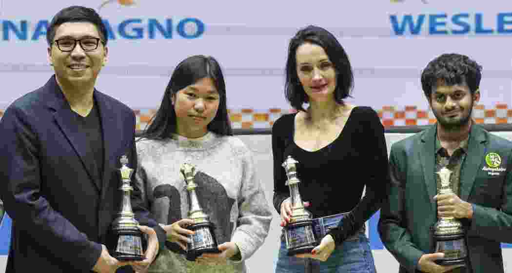From left, Tata Steel Chess India 2026 Blitz winners USA's grandmaster Wesley So with compatriot woman grandmaster Carissa Shiwen Yip and the tournaments' Rapid winners Russia's grandmaster Kateryna Lagno and India's grandmaster Nihal Sarin, in Kolkata, on Sunday.