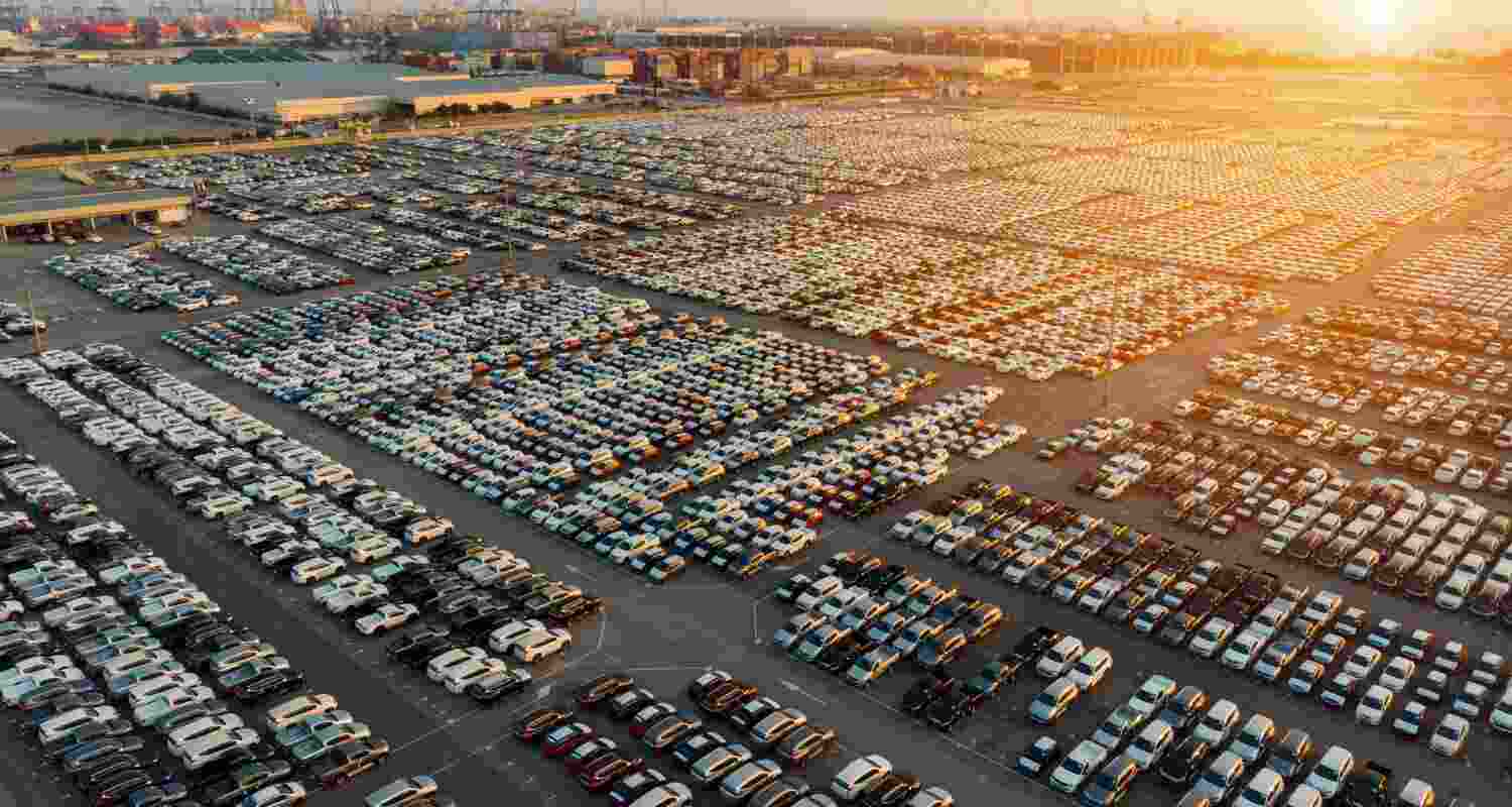 Passenger vehicle exports grew 23 per cent to 2,41,554 units in September quarter as against 1,96,196 units in the same period of last fiscal