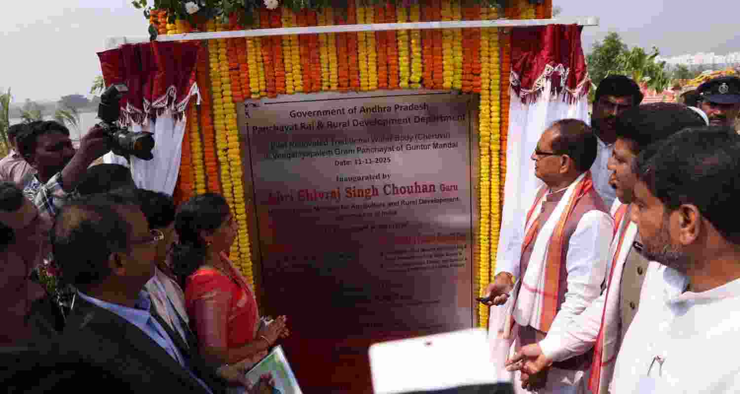 Accompanied by the Minister of State for Rural Development and Communications, Chandra Sekhar Pemmasani, and the District In-charge Minister, Kandula Durgesh, Chouhan inaugurated the 21-acre tank. 