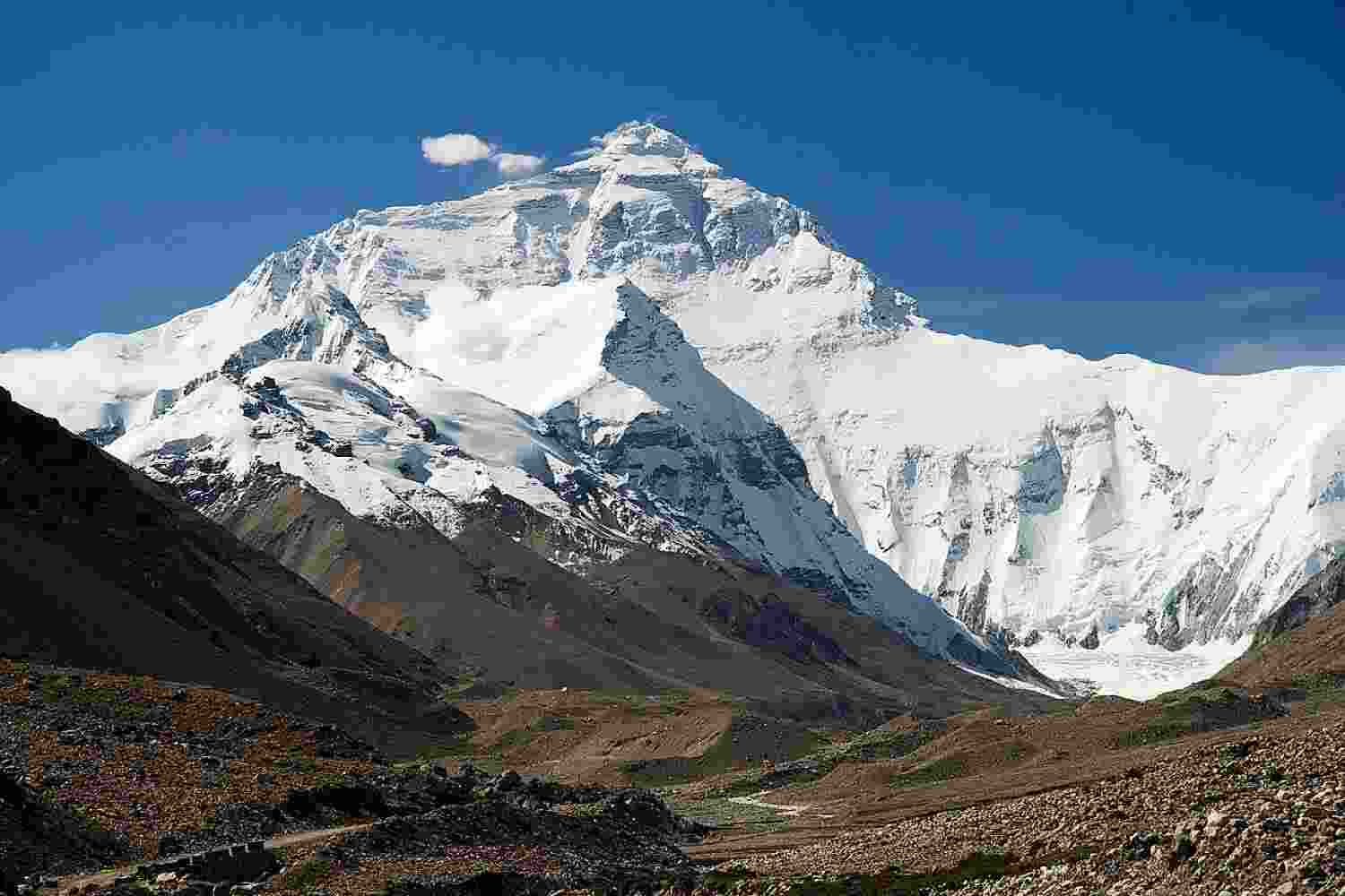 China reopens Everest to foreign climbers via Tibet