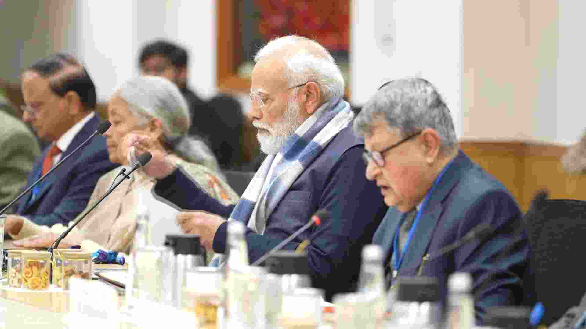 PM meets economists,calls for mission mode reforms in all sectors