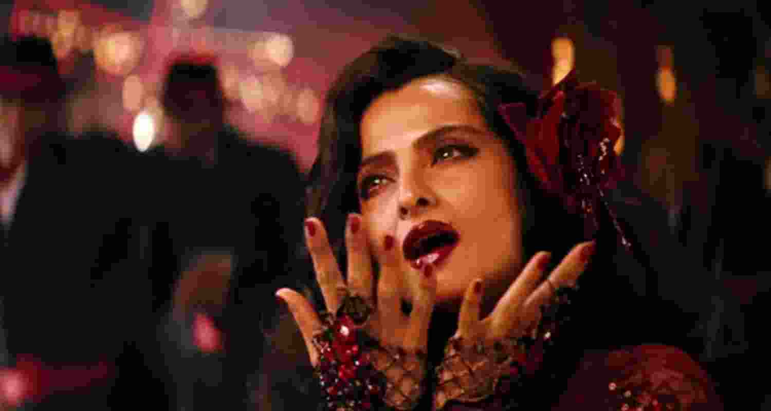 Rekha left the fans awestruck with her effortless elegance, captivating screen presence, and nuanced expressions in the song. 