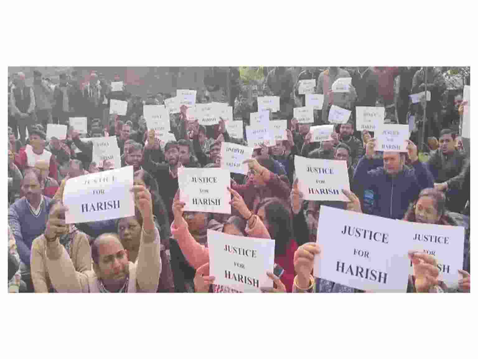 Delhi Court staffer jumps to death, protest staged for 'justice' Delhi Court staffer jumps to death, protest staged for 'justice'