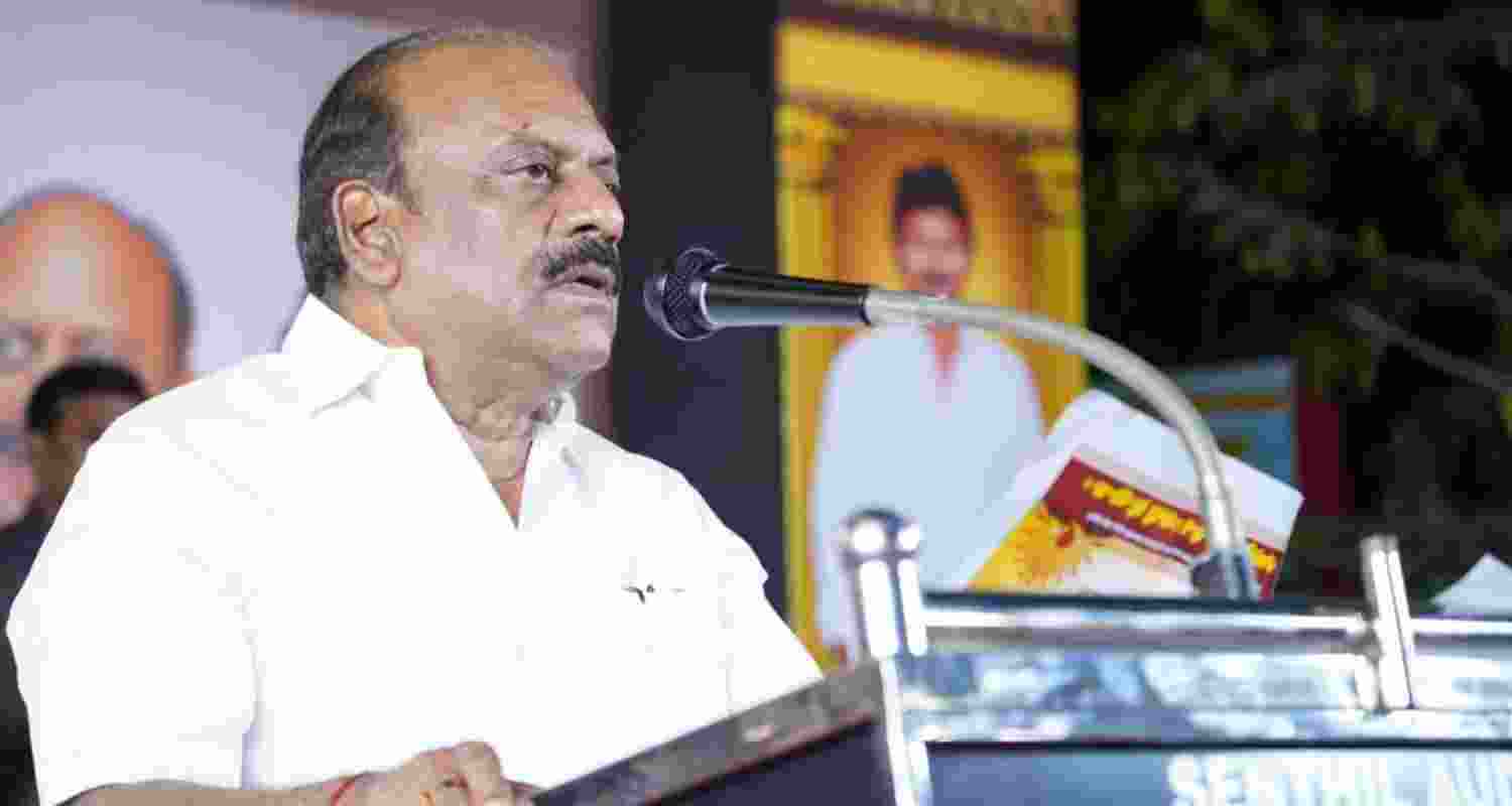 DMK Minister TM Anbarasan threatened to chop Modi's head.