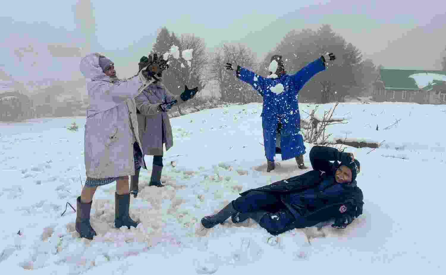 Tourists flock to Kashmir to beat intense heatwave in the country