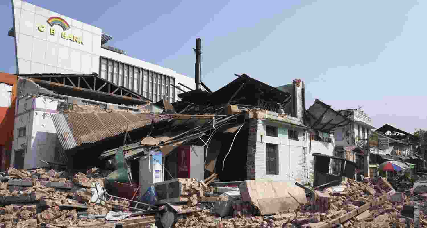 Myanmar quake kills over 1700, survivors struggle for aid.