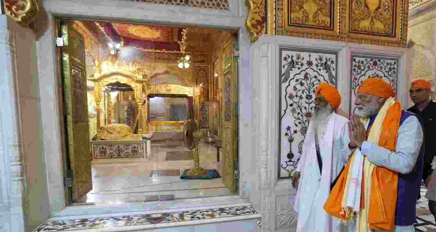 PM Modi visits birthplace of Guru Gobind Singh in Patna. PM Modi visits birthplace of Guru Gobind Singh in Patna.