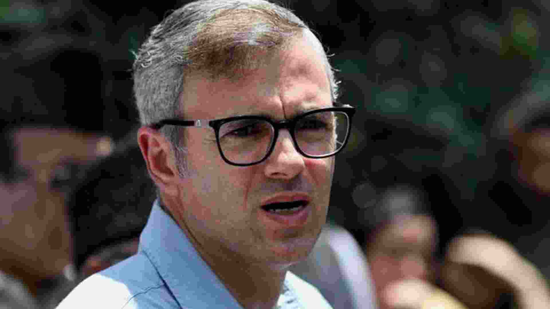 J&K CM calls for filling gaps on teaching Urdu, Hindi in schools