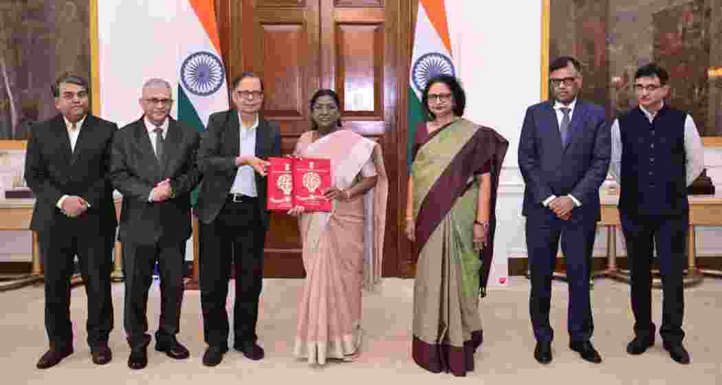Members of the 16th Finance Commission handing over the report to President Droupadi Murmu at Rashtrapati Bhavan. (Image: PTI)