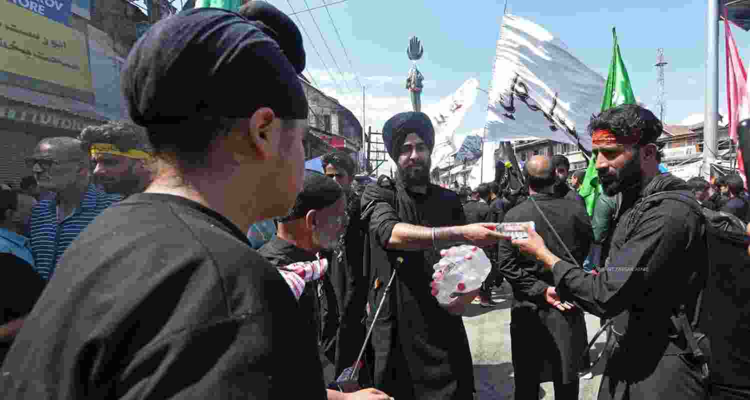 Thousands gather in Srinagar for Ashura observance amid tight security