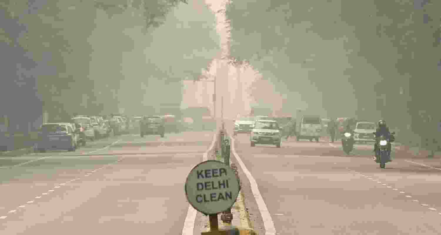 Delhi woke up under a heavy, choking veil of smog, as air quality in the national capital plummeted deep into the ‘very poor’ category — with several pockets gasping under ‘severe’ pollution levels.