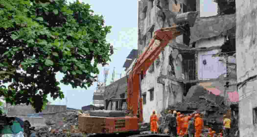 The Kohinoor Building in Balaji Nagar, Gangaram Wada, in Bhiwandi had developed cracks and was declared dangerous by the Bhiwandi-Nizampur Municipal Corporation.
