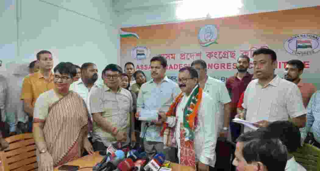 Bedabrat Borah joins Congress in the presence of APCC President Bhupen Borah, ACLP leader Debabrata Saikia, APCC Working President Jakir Hussain Sikdar, and other APCC office bearers.