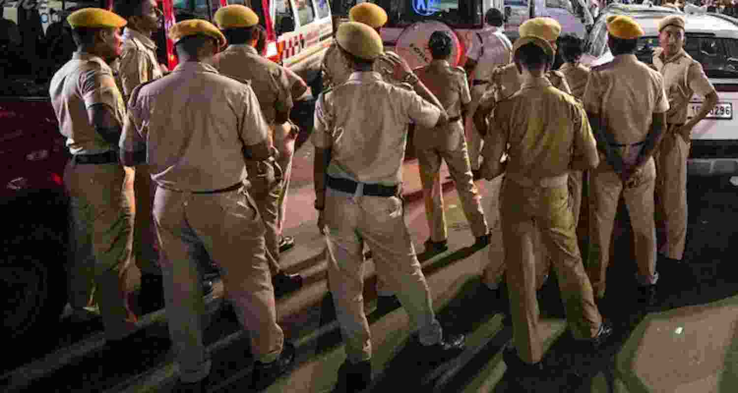 Representative Image. Two Bangladeshi nationals rescued in Kolkata outskirts; police arrest two, including a Bangladeshi citizen, over Rs 3 lakh ransom demand case.