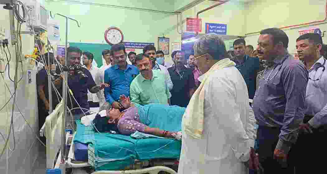 Karnataka CM Siddaramaiah speaks to the injured who are receiving treatment at Bowring Hospital. (Photo: CMO)