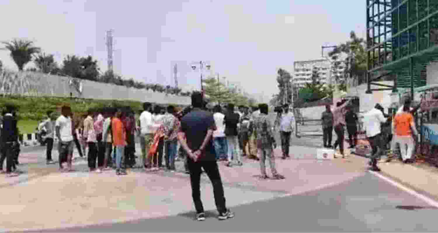 BJYM activists protest at ex-CM Jagan’s house over laddu issue
