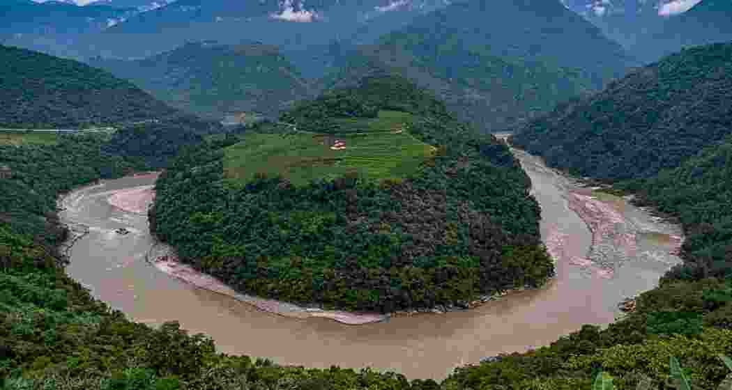 The Great Bend of the Yarlung Tsangpo, where the river plunges nearly 3,000 metres through a deep gorge before crossing into Arunachal Pradesh, India, forming the Brahmaputra.