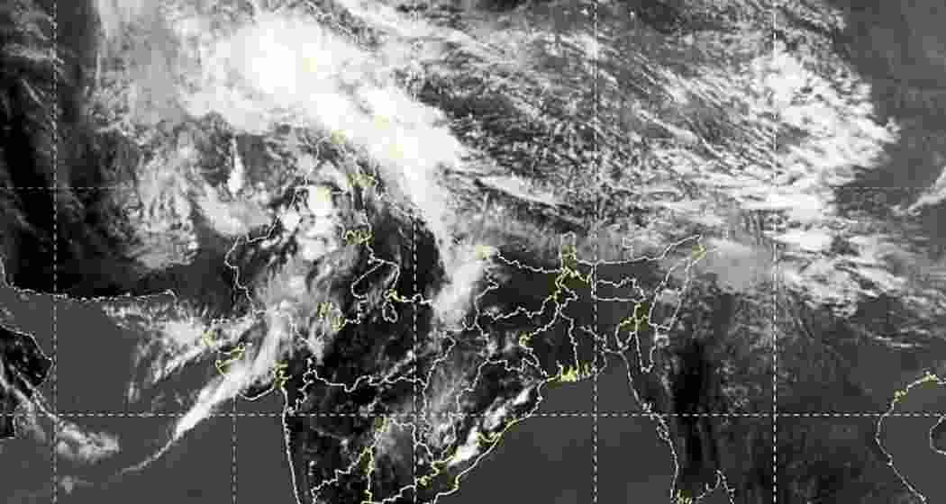 IMD satellite imagery shows dark clouds over Delhi-NCR as a massive cloud band triggers hailstorms and strong winds across North and Central India. 