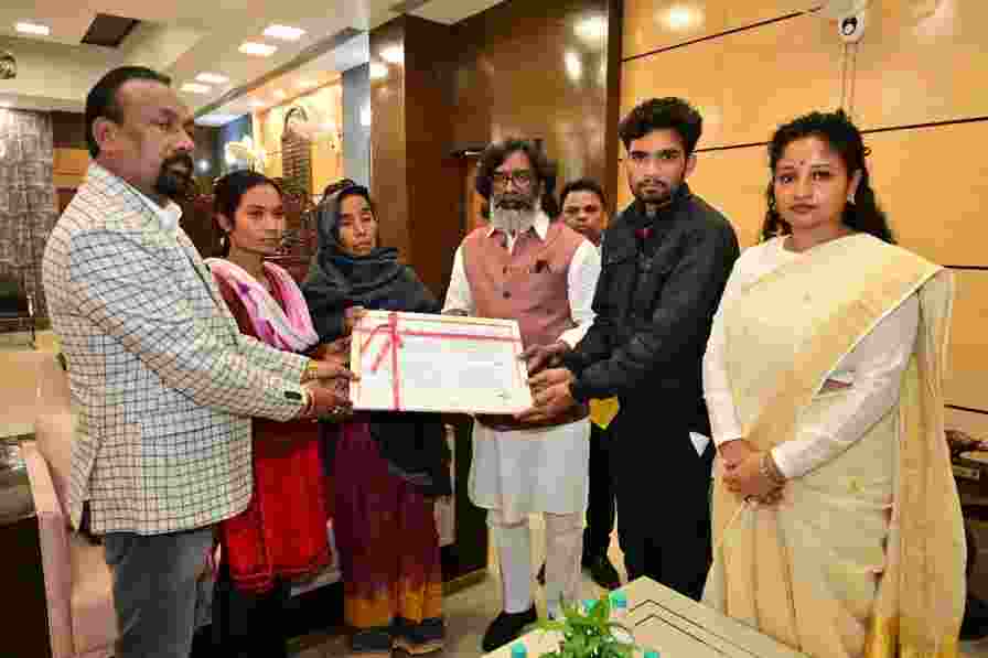 Jharkhand Chief Minister Hemant Soren hands over appointment letter to kin of a martyred Agniveer Jawan in Ranchi on Thursday. 