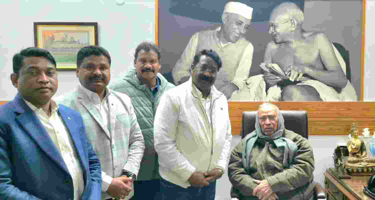 Disgruntled Cong MLAs meet Venugopal, Kharge in Delhi