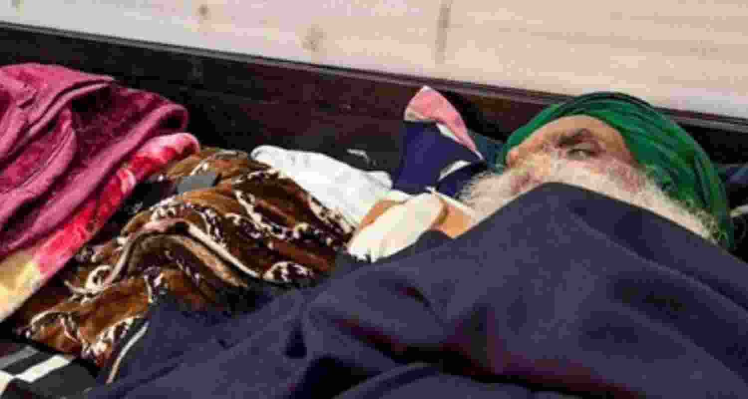 Punjab government team meets Dallewal. 