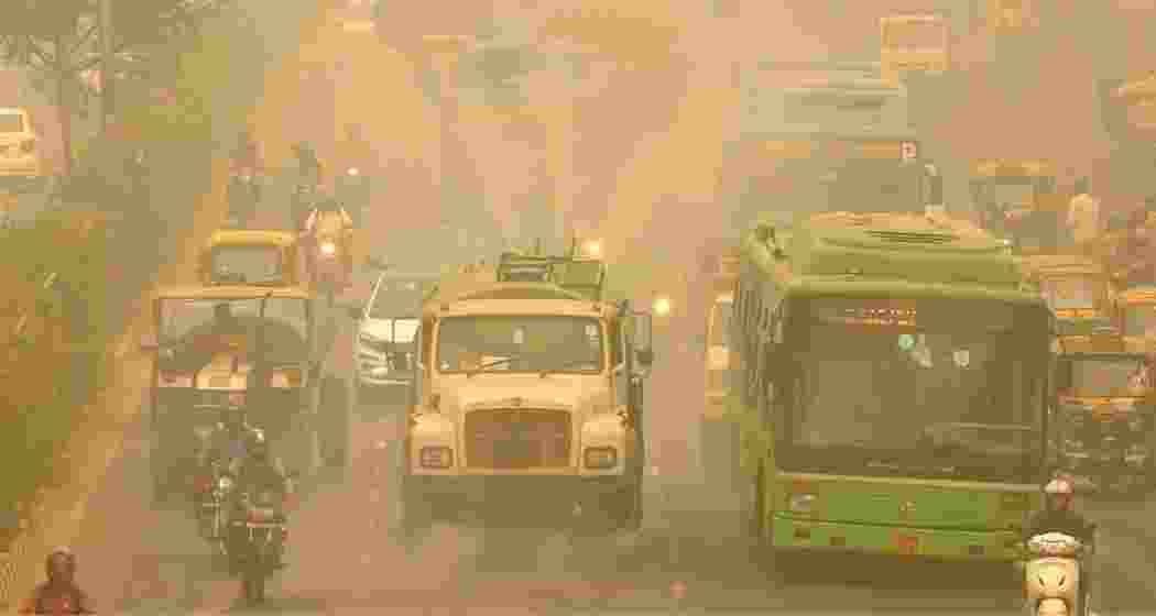 Smog diffuser on the roads of New Delhi as smoke blankets the city.