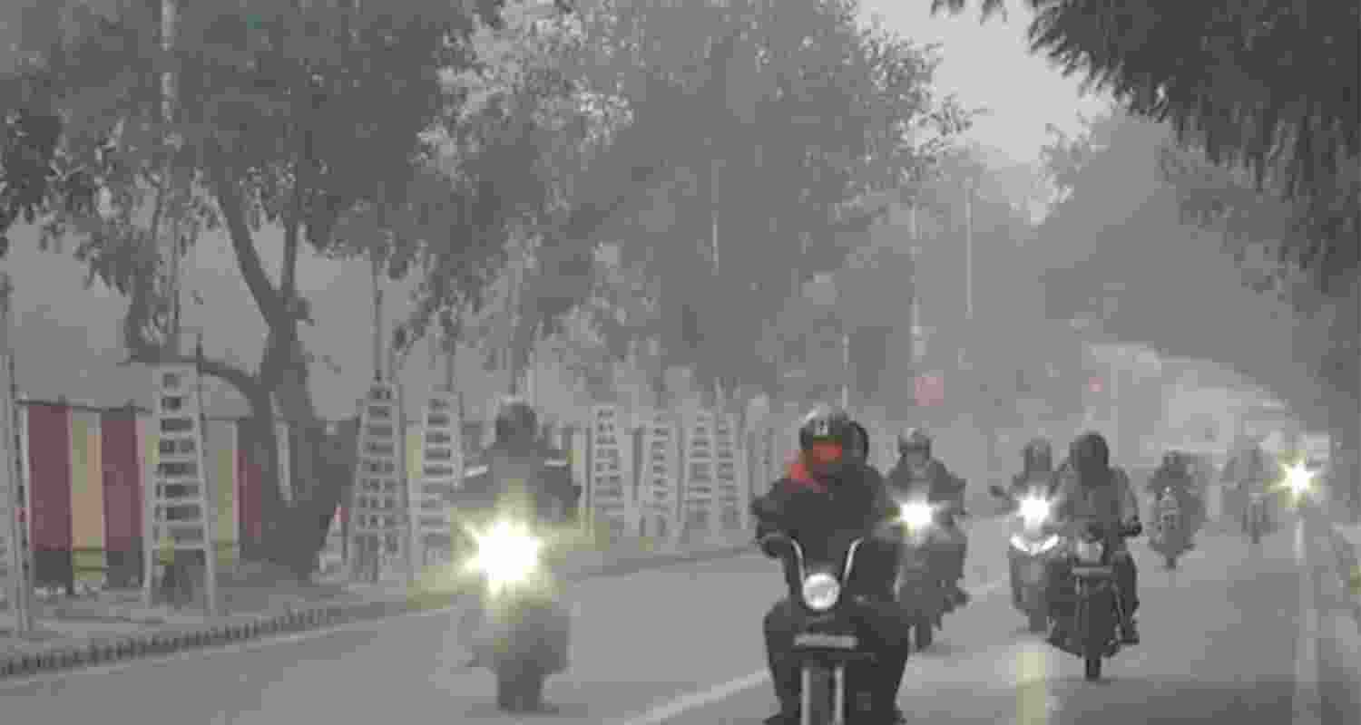 Visuals from the Delhi Cantonment area this morning as a layer of toxic smog blankets the city.