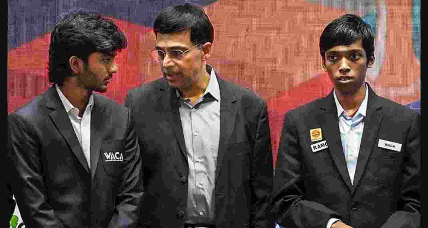 A file photograph of  five-time world champion Viswanathan Anand interacting with Gukesh as Praggnanandhaa looks on.