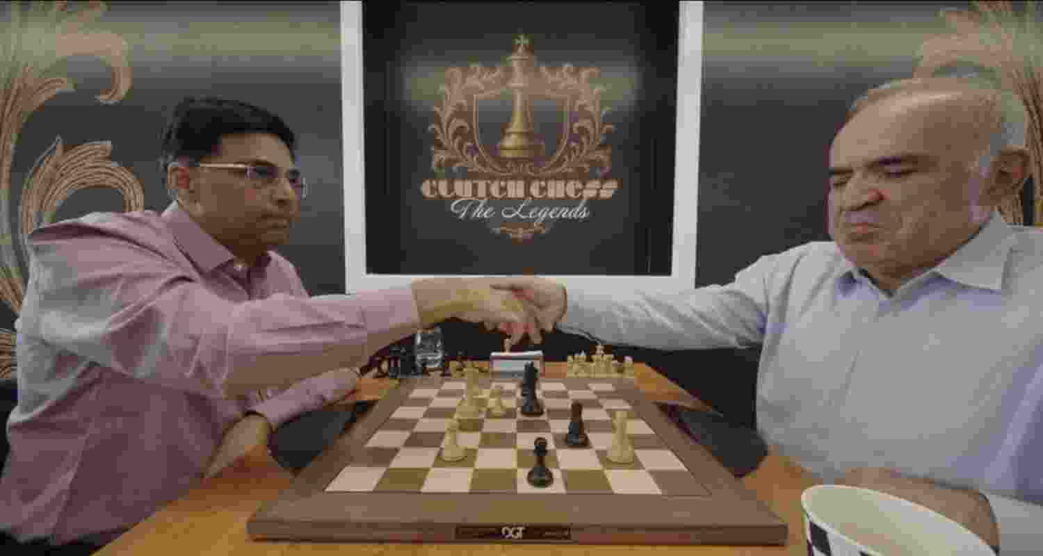 Viswanathan Anand and Garry Kasparov shaking hands after playing out a draw.