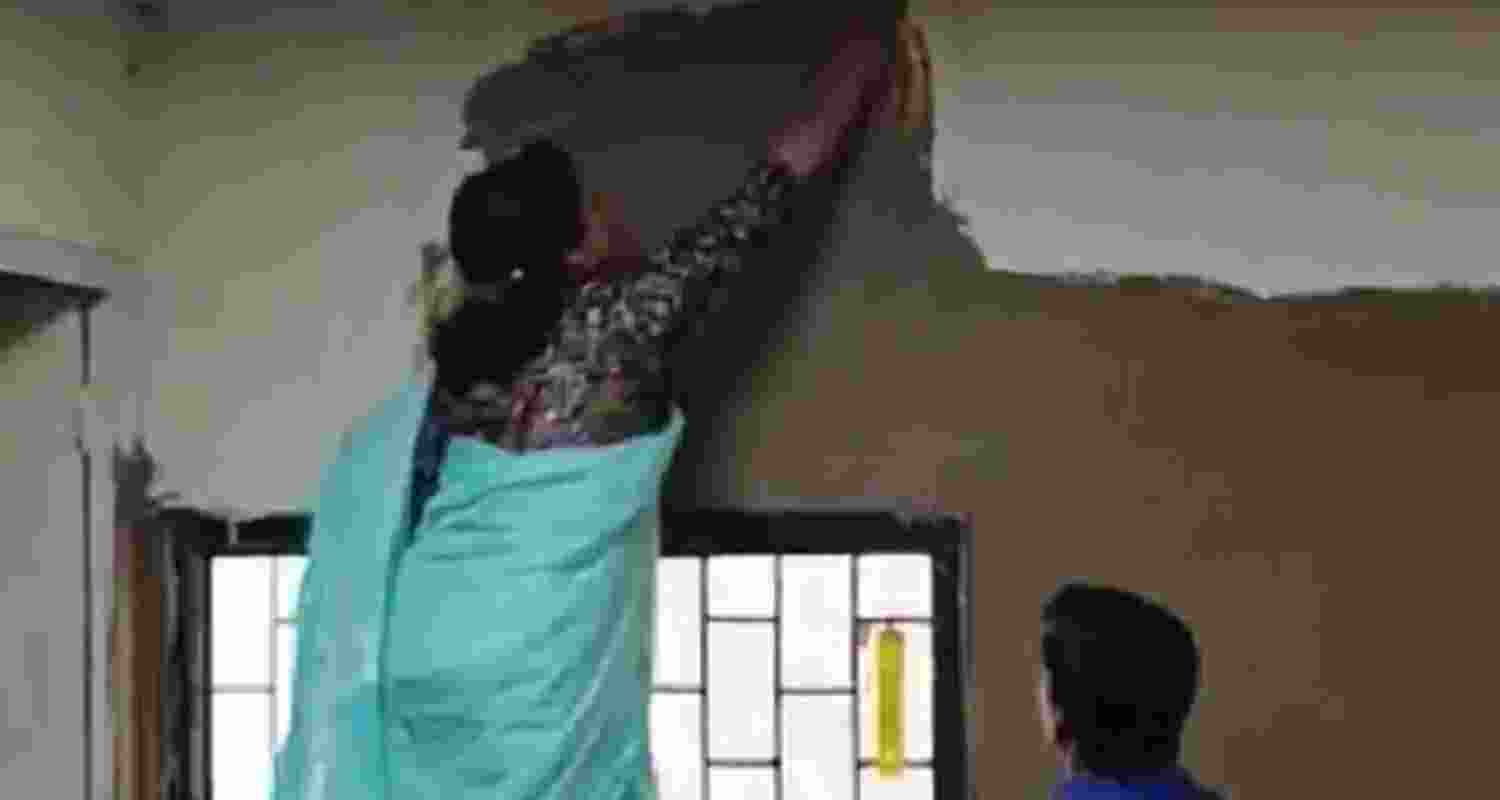 DU college principal coats walls with 'cow dung'