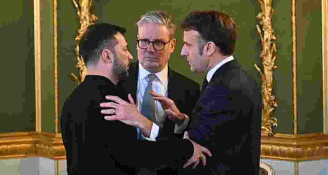 (L to R) Volodymyr Zelensky, Keir Starmer and Emmanuel Macron talk during the defence summit.