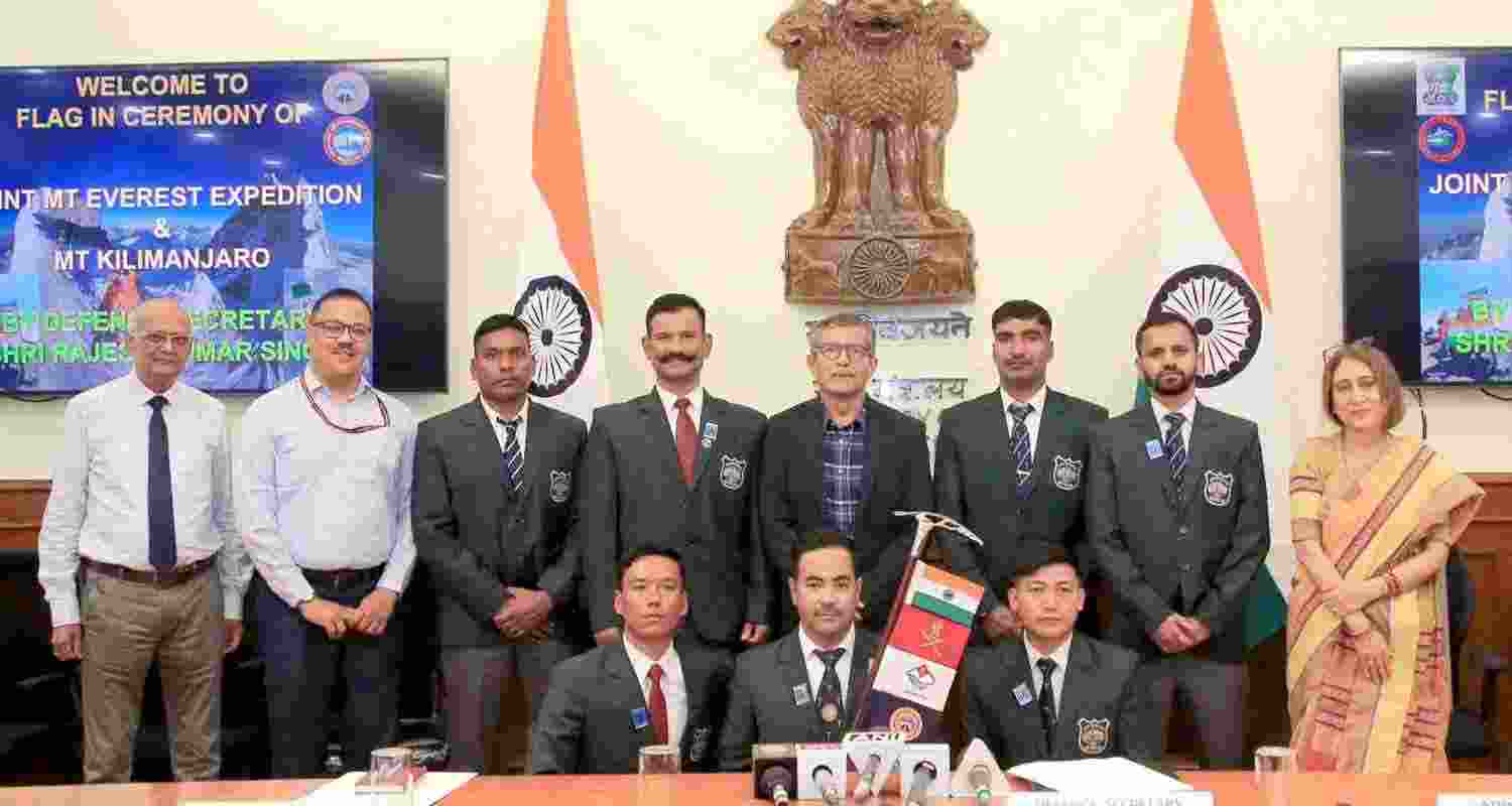 Defence Secy flags off mountaineering expeditions