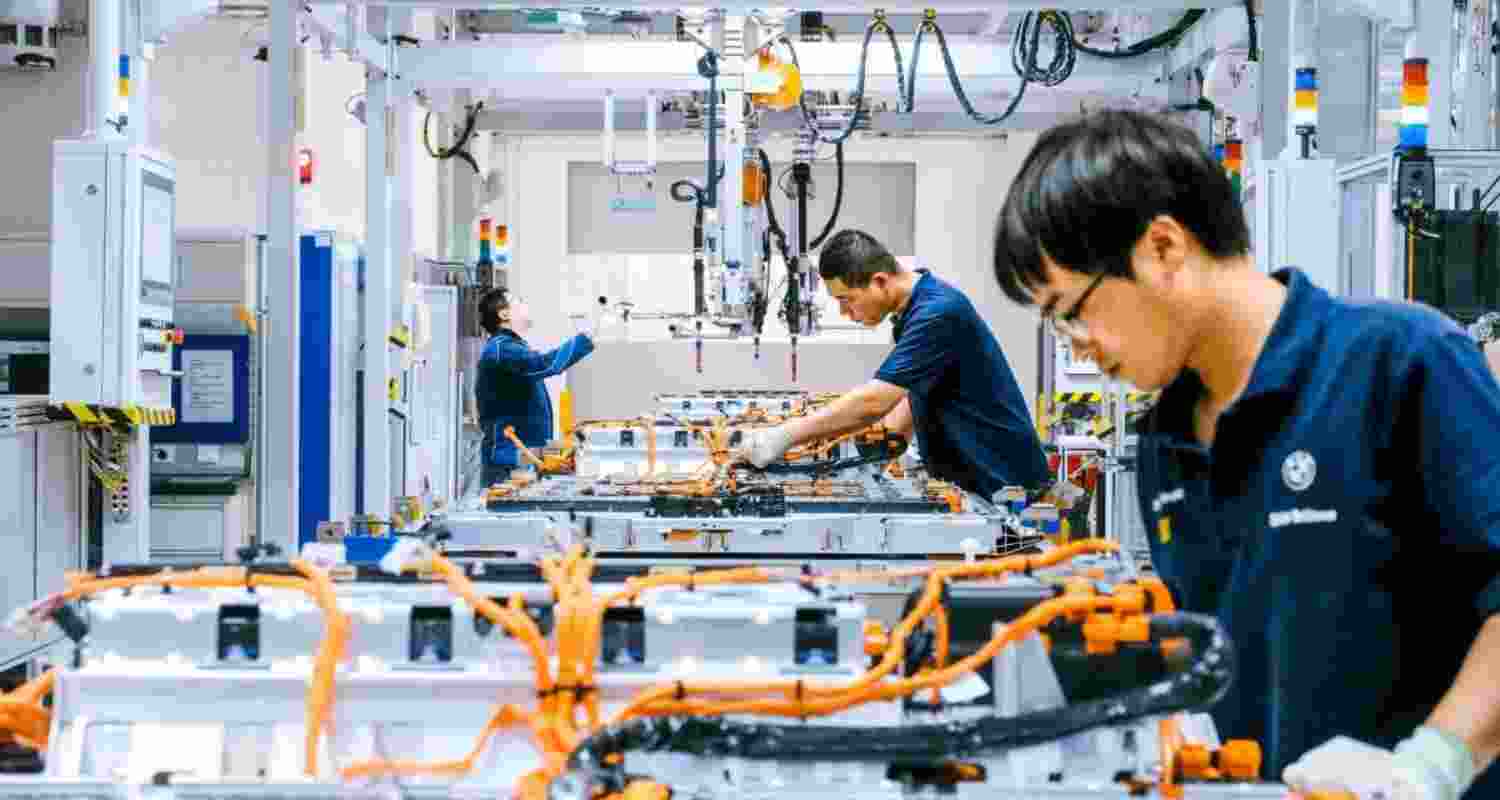 China's purchasing managers index in the manufacturing sector rose from 49.3 in July to 49.4 in August, indicating the decline slowed from the previous month, the National Bureau of Statistics said