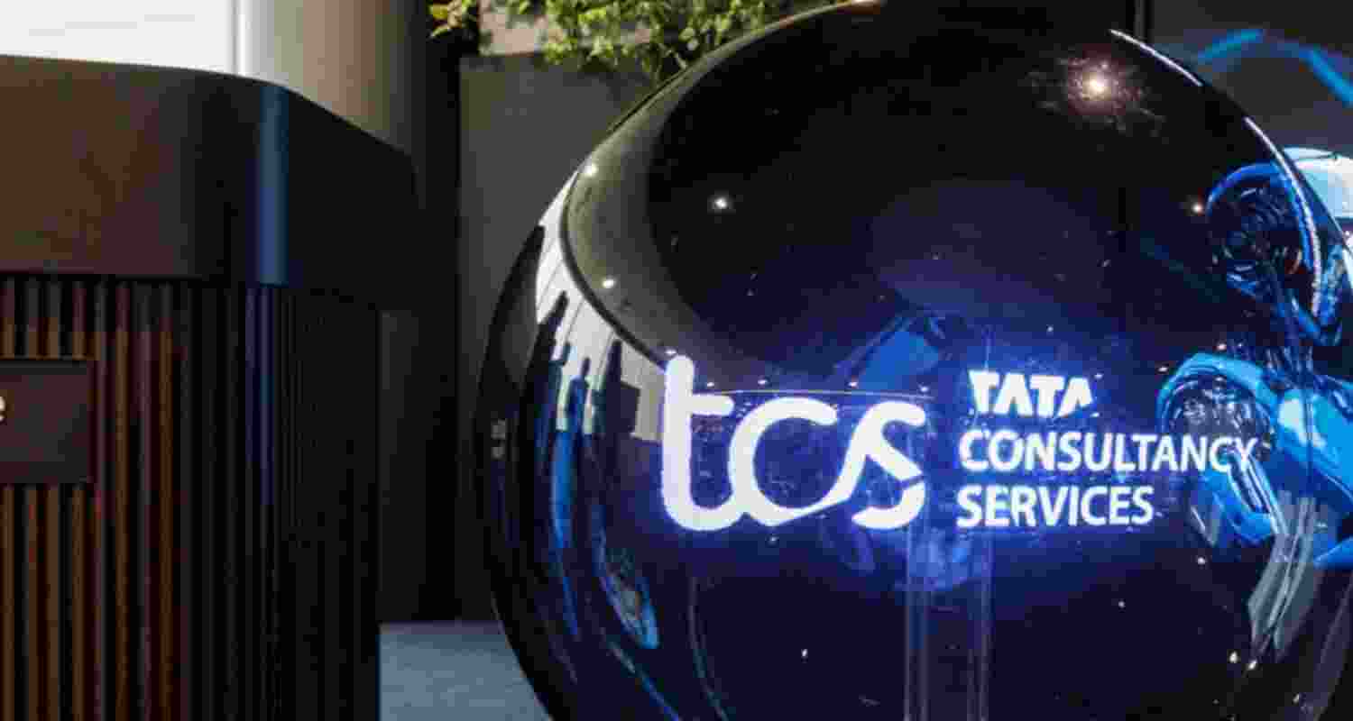 However, the mcap of HDFC Bank tumbled ₹21,920.08 crore to ₹15,16,638.63 crore