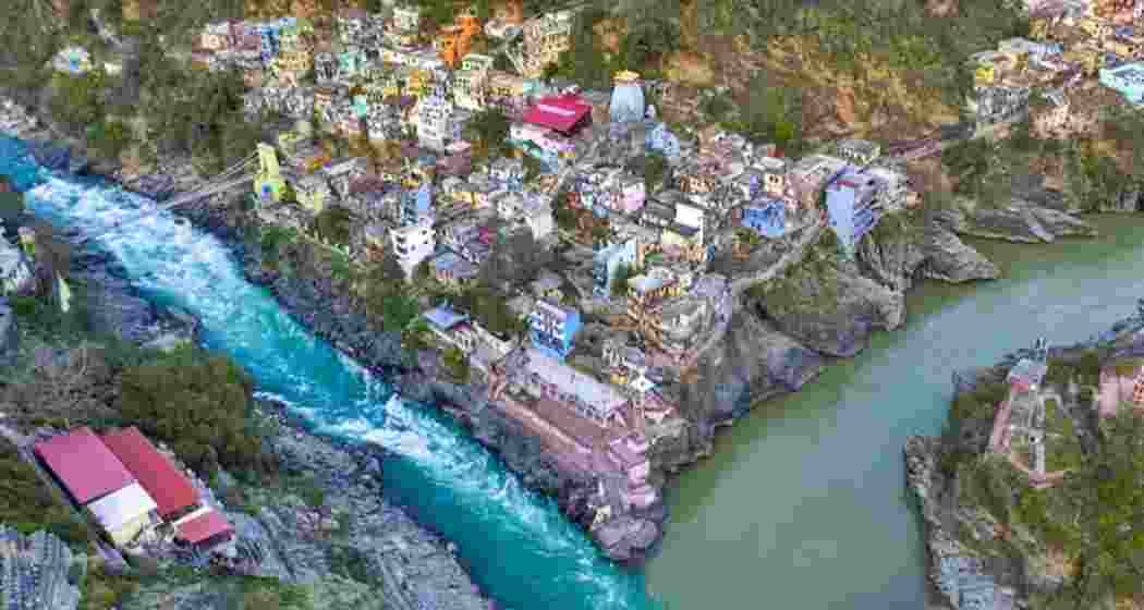 The Alaknanda River meets the Bhagirathi River at Devprayag. This confluence is where the two rivers merge to form the Ganga River.