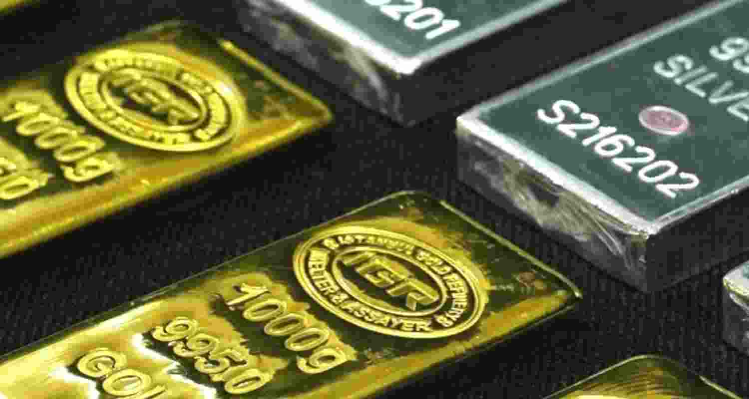Gold, silver prices fall after Fed holds rates; crude above $110 and Middle East tensions keep safe-haven demand in focus amid volatile markets.