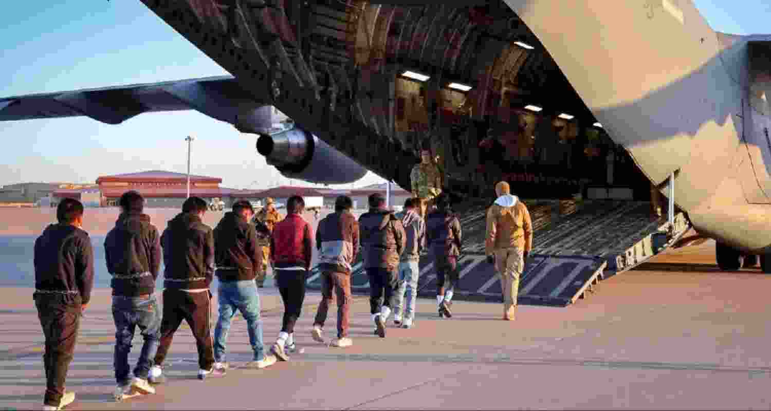 Image of prisoners being transported. For representative use only.