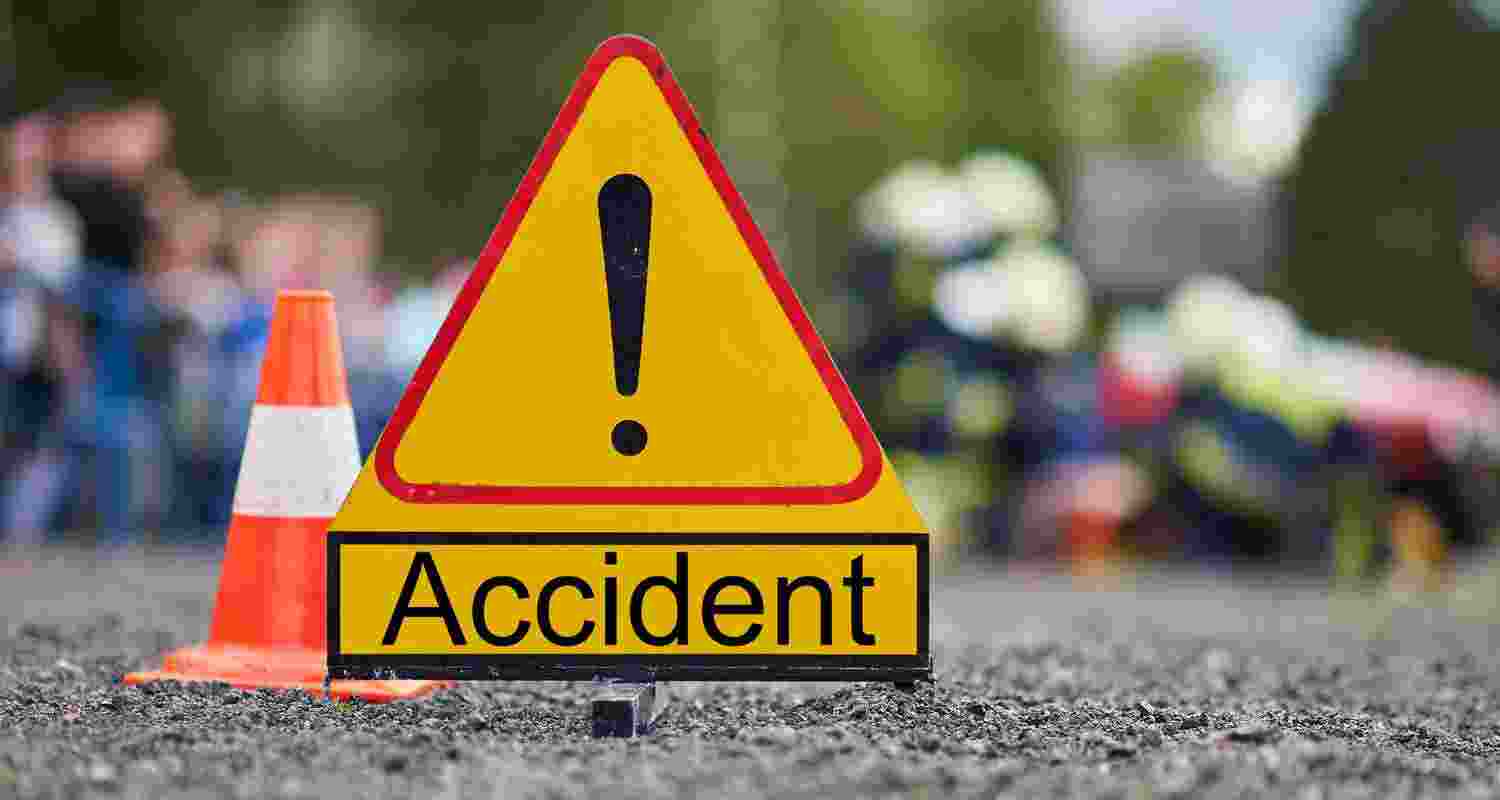 5 pilgrims injured as speeding truck hits SUV on Ayodhya-Prayagraj Highway; victims rushed to Lucknow trauma centre, truck seized, driver absconding.