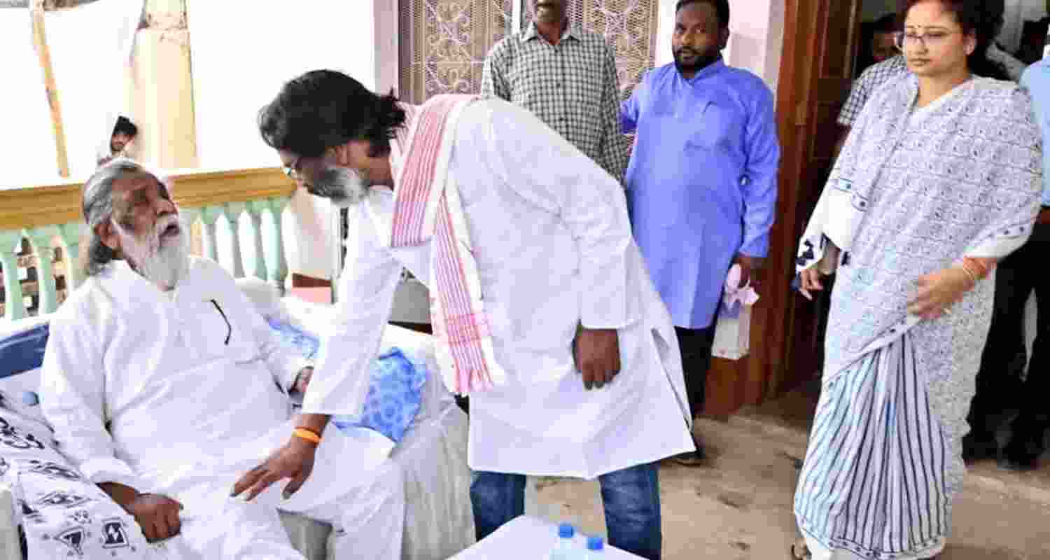 Former Jharkhand CM and wife Kalpna Soren visit father Shibu Soren.