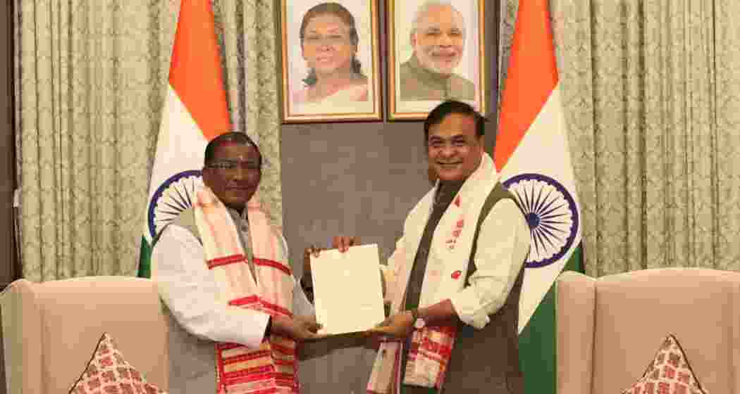 Himanta Biswa Sarma submits his resignation to Governor Laxman Acharya at Lok Bhawan in Guwahati on Wednesday.