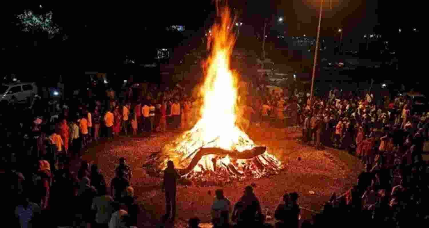 Holi fire helps farmers decide season’s crops