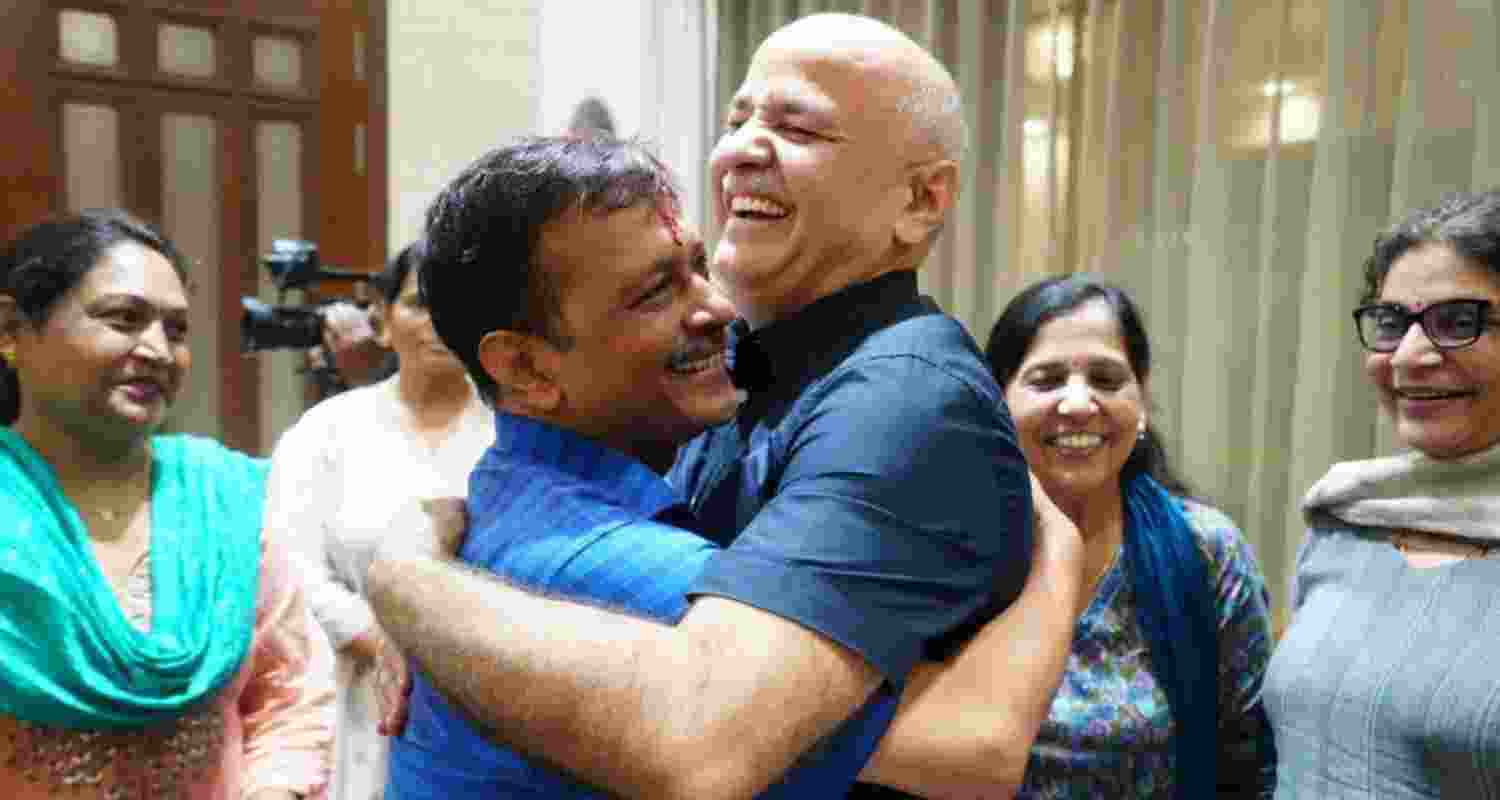 Delhi CM Arvind Kejriwal Visits Temple And Party Head Quarters After Supreme Court's Bail.