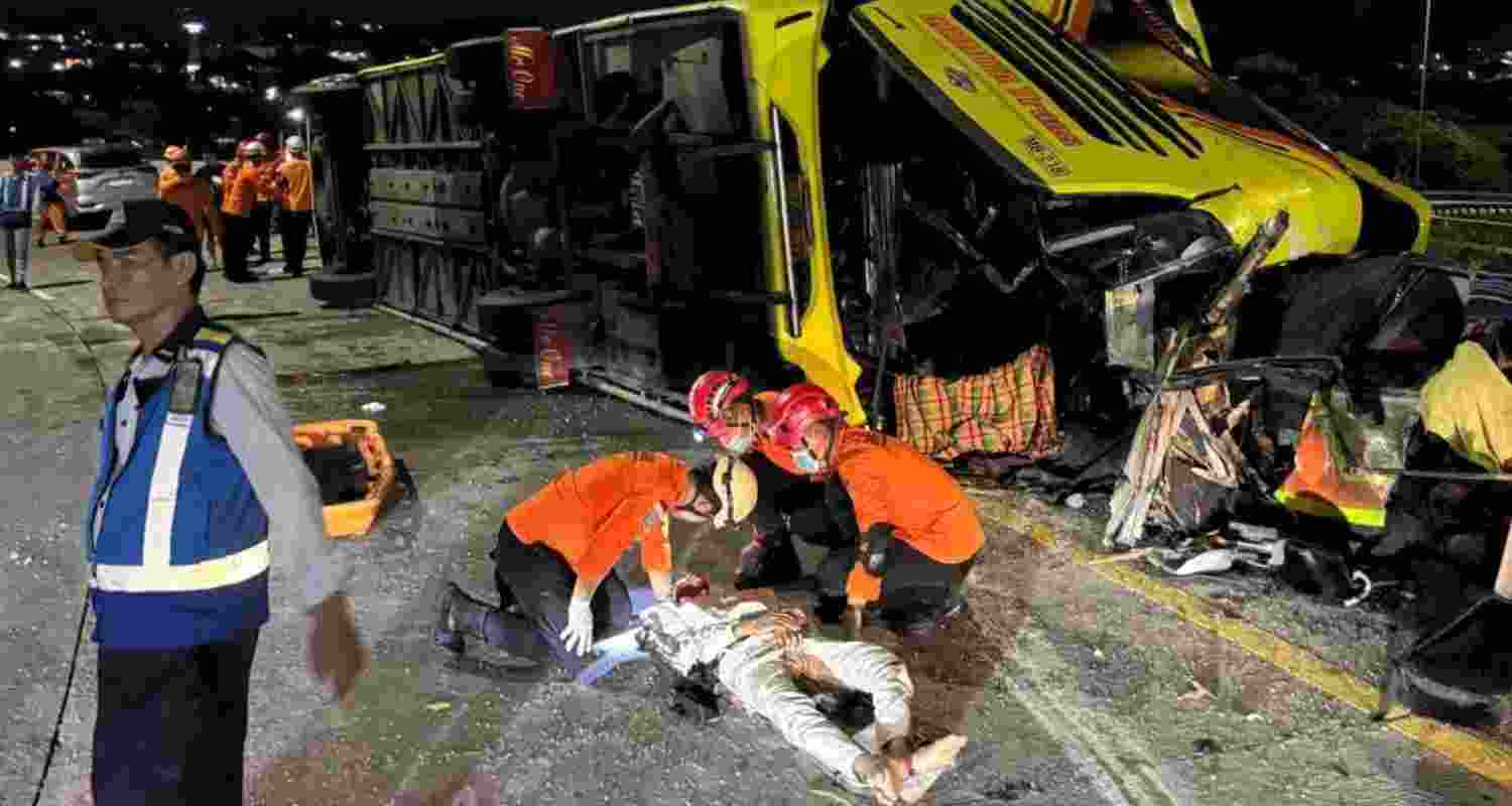 16 dead in Indonesia bus crash