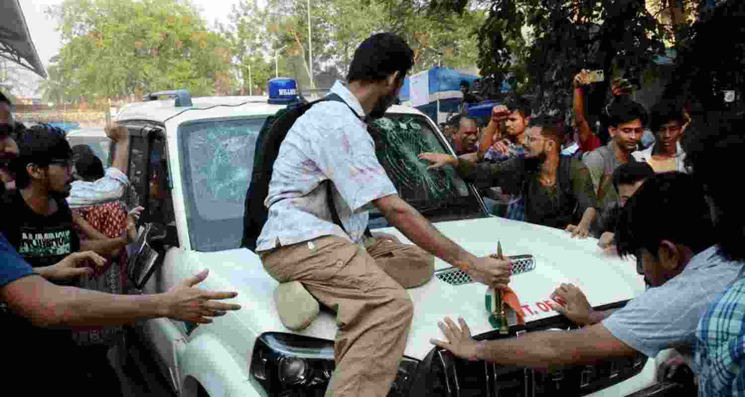 SFI members gathered around West Bengal Education Minister Bratya Basu’s car at Jadavpur University campus, in Kolkata, on March 1. File photo.