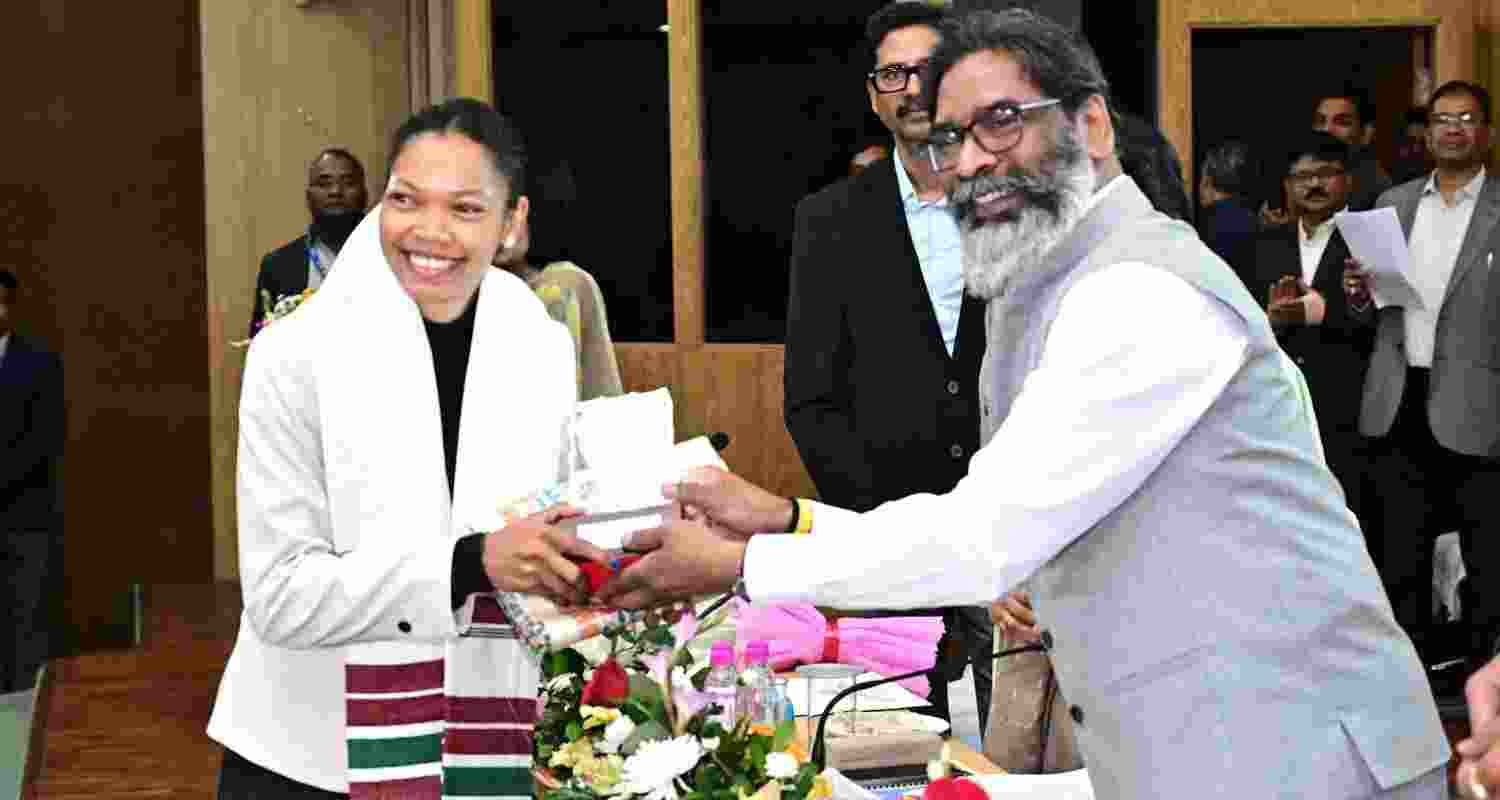 Women's national team captain Salima Tete being felicitated by Jharkhand Chief Minister Hemant Soren. (File Photo) 