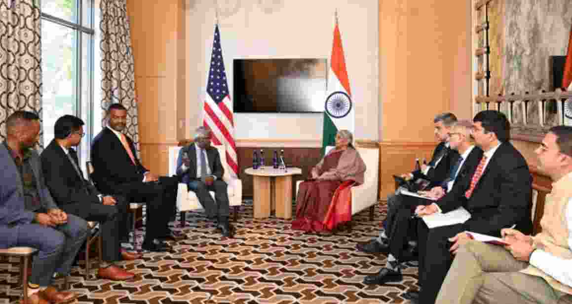 FM meets US Executives to boost bilateral ties