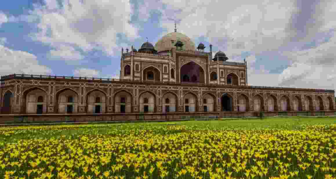 Amid Aurangzeb row, VHP inspects Delhi's Humayun Tomb