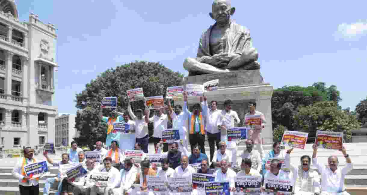 Karnataka BJP leaders protest against stampede at Vidhana Soudha