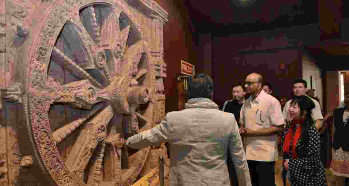 Singapore President visits Konark temple, Odisha