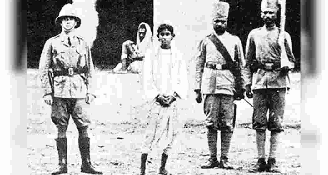 A rare archival photograph captures 18-year-old Khudiram Bose, the youngest martyr of India’s freedom struggle, being led to the gallows in Muzaffarpur, moments before his execution in 1908.